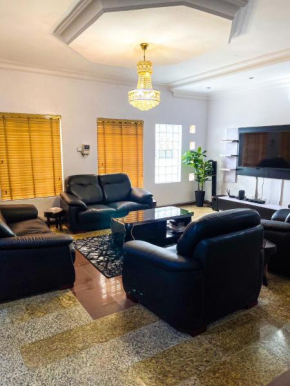 Large 3 bedroom home w/ 2 living rooms in Lekki 1